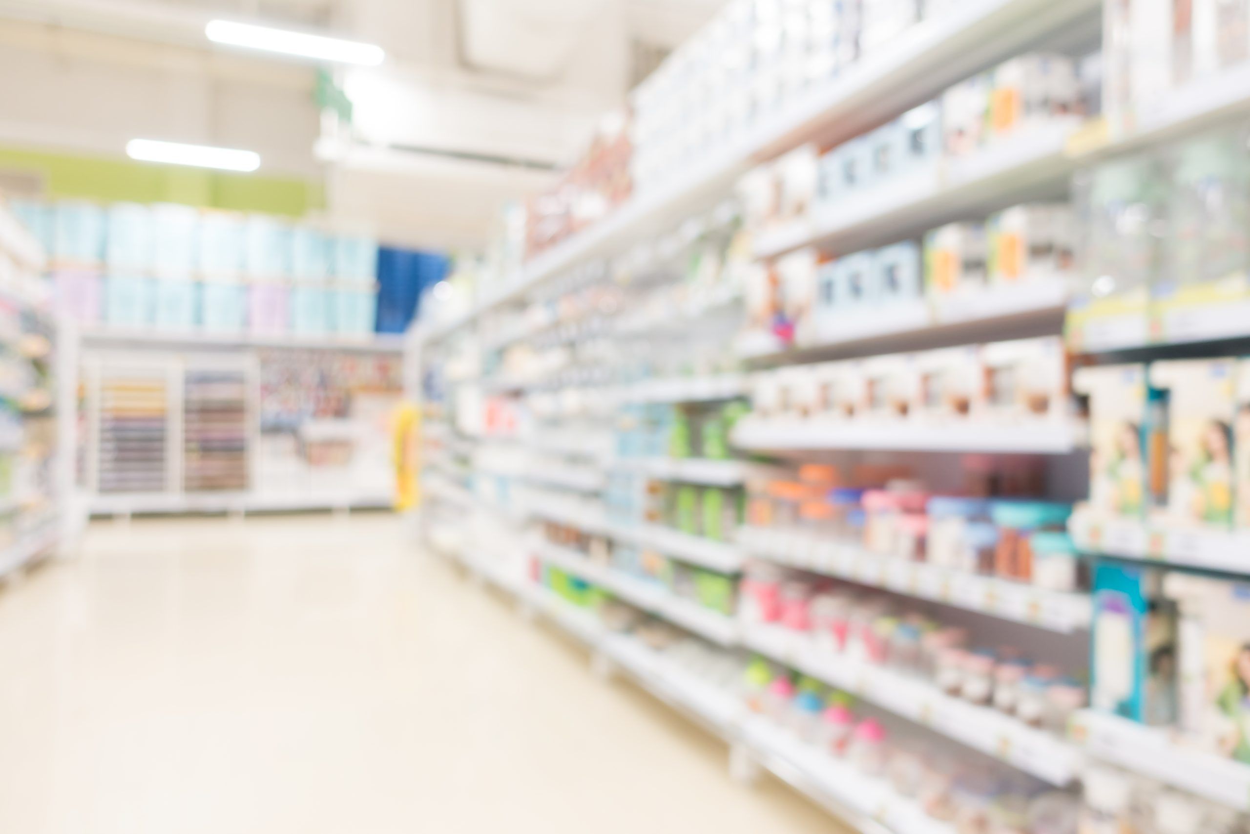 foto difuminada de las estanterias de la farmacia actur